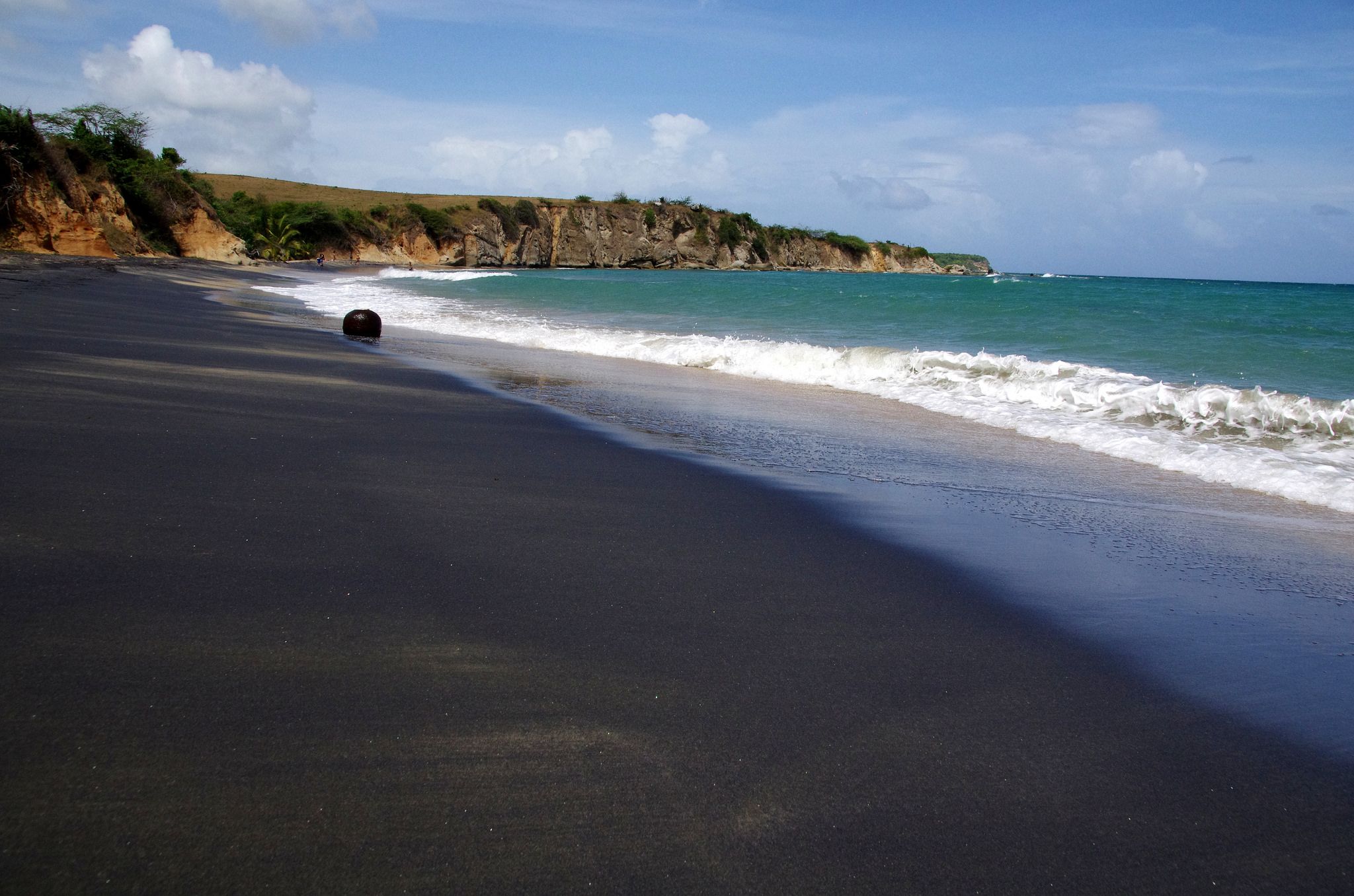 Тенерифе пляж с черным песком